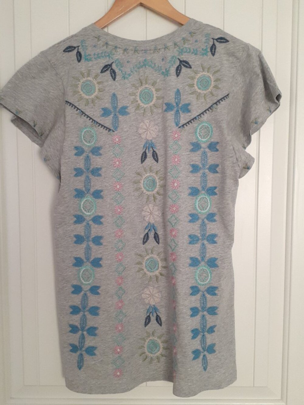 Johnny Was Oriel Flutter Short Sleeve V-Neck Tee Gray Size M - Picture 2 of 13